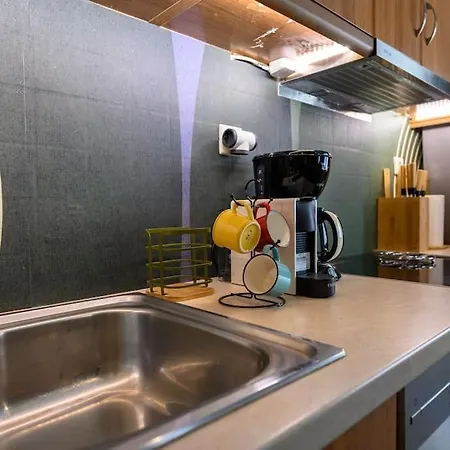 Voguish Design 2 Bedroom Den Apartment *